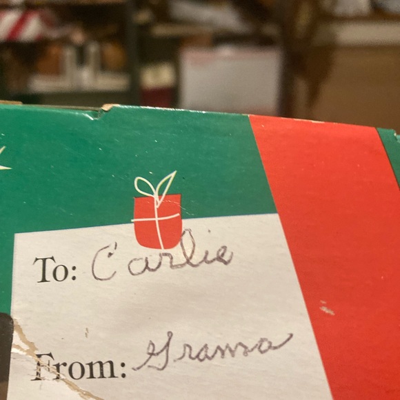 2000 Special Edition Holiday Surprise Barbie doll - Picture 7 of 11